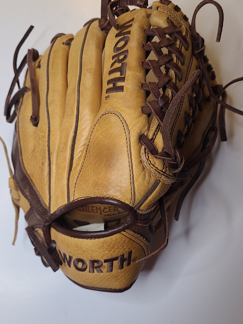Worth Baseball Gladiator Series: GL115T 11.5” infielders glove